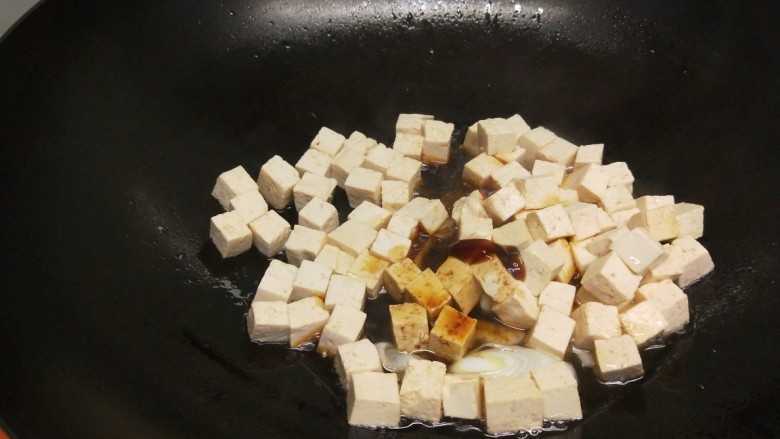 白果炖豆腐,加入鲜鸡汁提味。