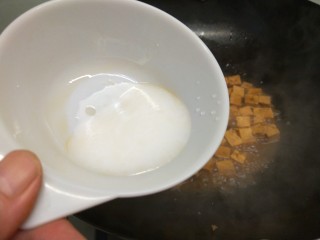 白果炖豆腐,加入少许水调好倒入锅中。