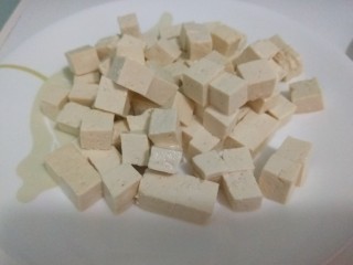 白果炖豆腐,在切成小块装盘备用。