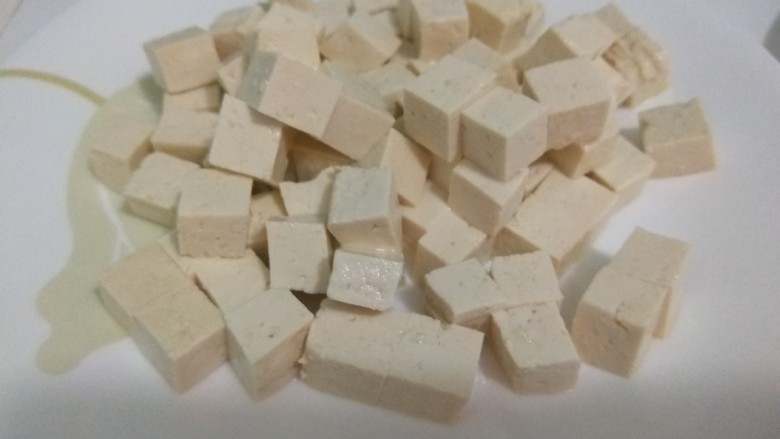 白果炖豆腐,在切成小块装盘备用。