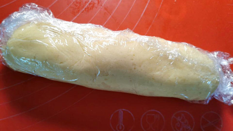 奶酪酥饼,用保鲜膜将面团包裏