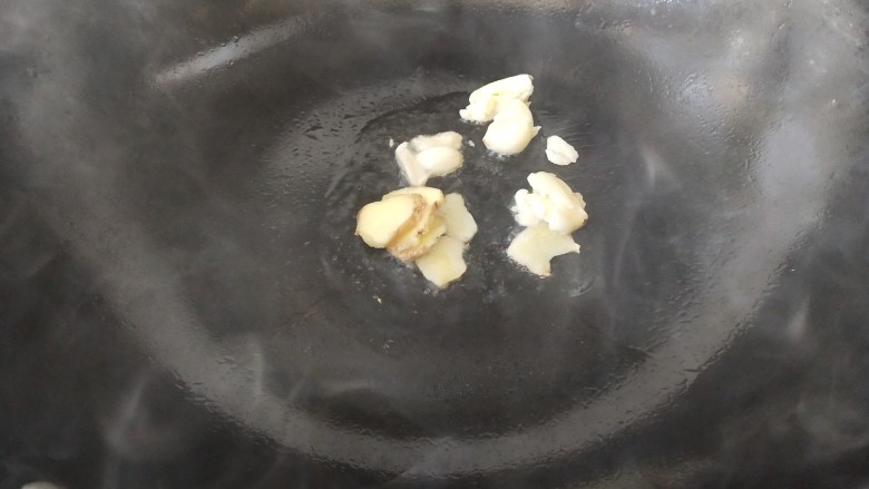 酱烧剥皮鱼,锅里热油，放入蒜和姜片爆香