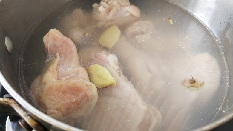 酱焖鸡块,锅里放开水，倒点料酒和姜片除味