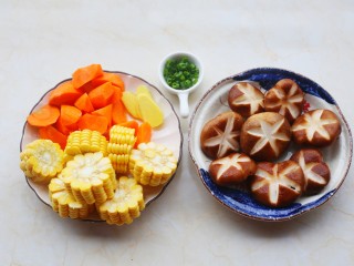 筒骨玉米香菇汤,香菇洗净打花刀，玉米切块，胡萝卜切段泡入水中，