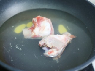 筒骨玉米香菇汤,加冷水。
