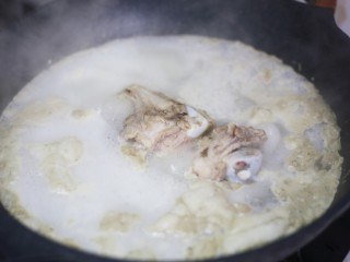 筒骨玉米香菇汤,煮出浮沫。