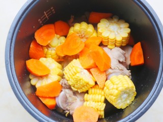 筒骨玉米香菇汤,胡萝卜。