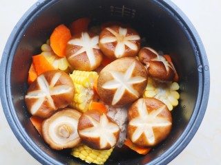 筒骨玉米香菇汤,香菇。