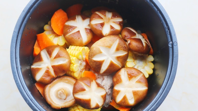 筒骨玉米香菇汤,香菇。
