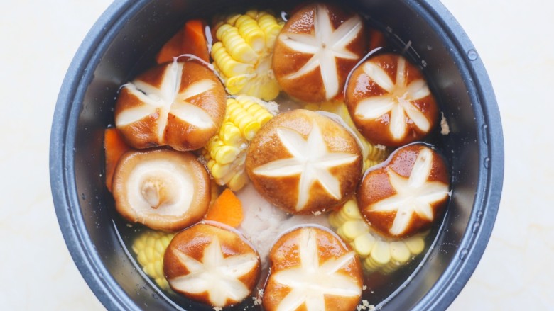 筒骨玉米香菇汤,加入没过食材的水。