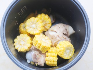 筒骨玉米香菇汤,加入玉米。