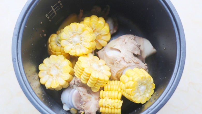 筒骨玉米香菇汤,加入玉米。