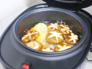 筒骨玉米香菇汤,水开后盖上锅盖，小火慢炖2小时。