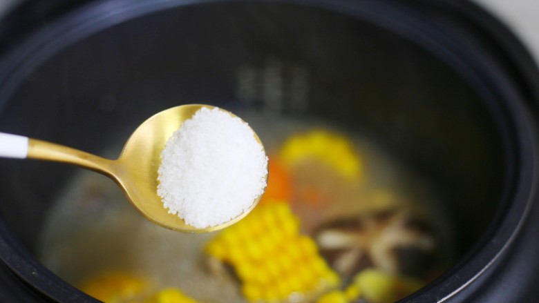 筒骨玉米香菇汤,加一大勺盐。