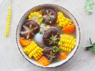 筒骨玉米香菇汤,出锅撒葱花。