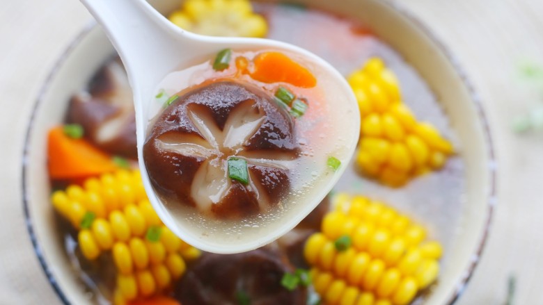 筒骨玉米香菇汤,好喝。