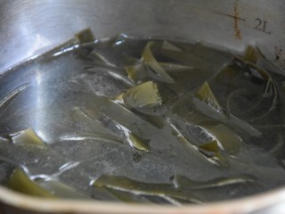 凉拌芝麻海带,海带丝入开水锅煮三分钟左右