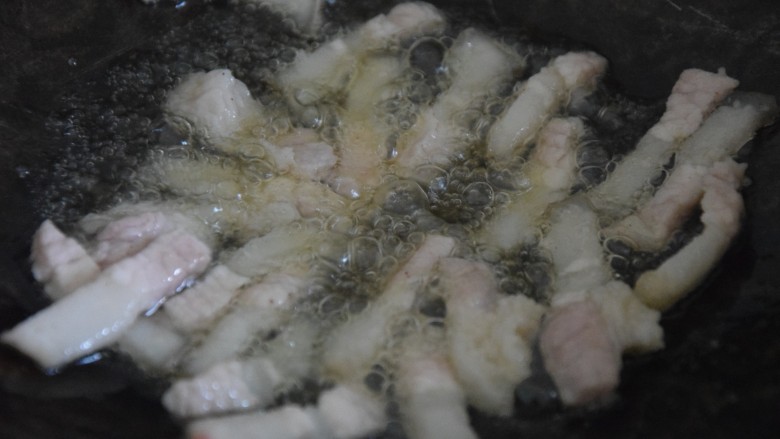 金针菇炒大白菜,热锅凉油，倒入肉丝炒至变色