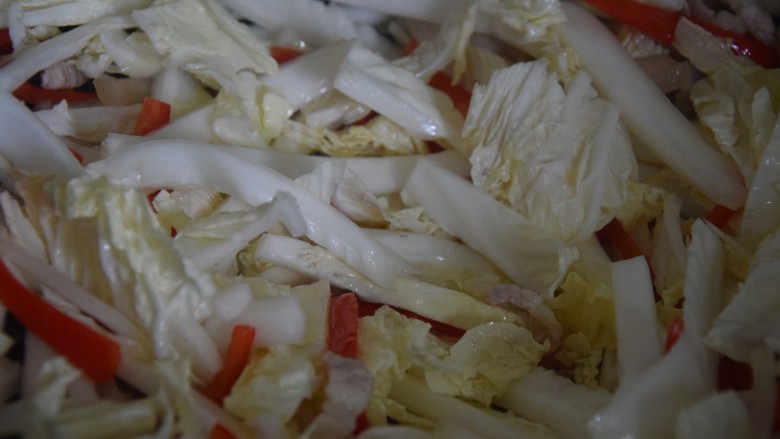 金针菇炒大白菜,加入白菜和红椒翻炒至变软