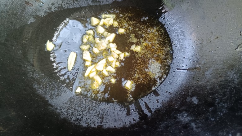 金针菇炒大白菜,起锅烧油，放入大蒜