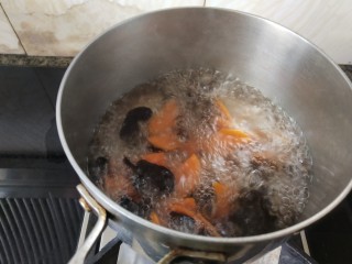 五花肉炒黄瓜,锅里放开水，把木耳和胡萝卜焯一下水