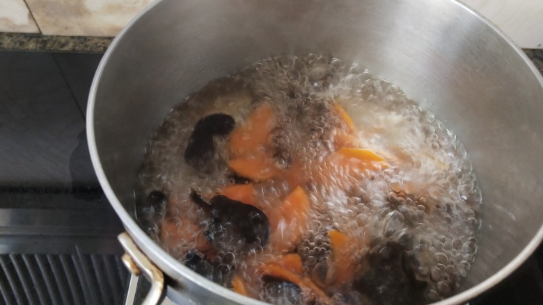 五花肉炒黄瓜,锅里放开水，把木耳和胡萝卜焯一下水