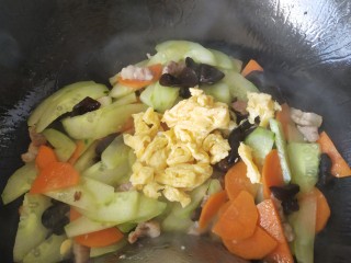 五花肉炒黄瓜,加入鸡蛋炒，再加点开水炒匀