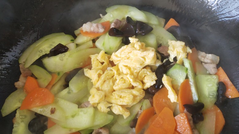 五花肉炒黄瓜,加入鸡蛋炒，再加点开水炒匀