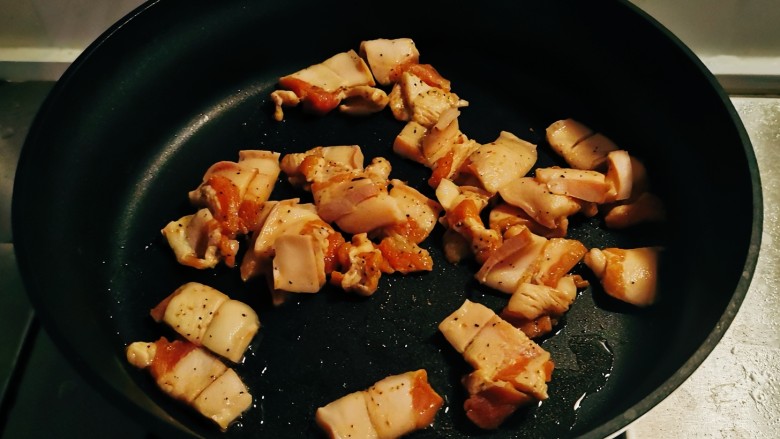 五花肉炒黄瓜,起油锅放入食用油加热，放入五花肉片，小火煸炒。