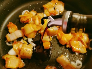 五花肉炒黄瓜,五花肉片煸炒至透明色，倒入酱油。