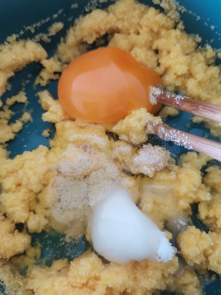 玉米面山楂小发糕,加入一鸡蛋