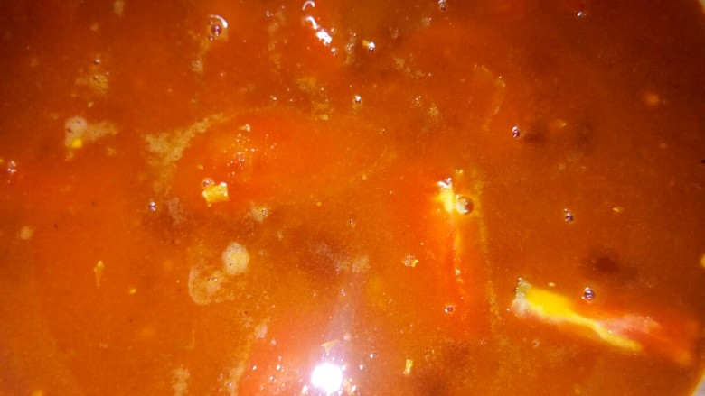 番茄浓香鱼片,掺入高汤，熬香。