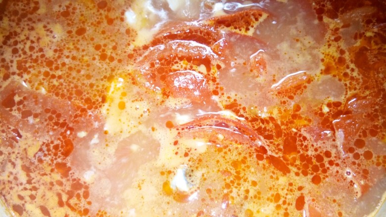 番茄浓香鱼片,中小火煮鱼片。