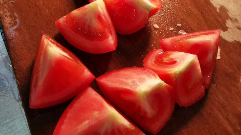 西红柿炖猪肉,西红柿切块