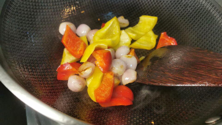 西红柿炖猪肉,小圆洋葱与彩椒爆香