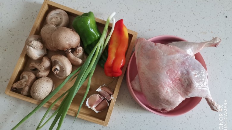 香菇烧鸭肉,准备食材备用