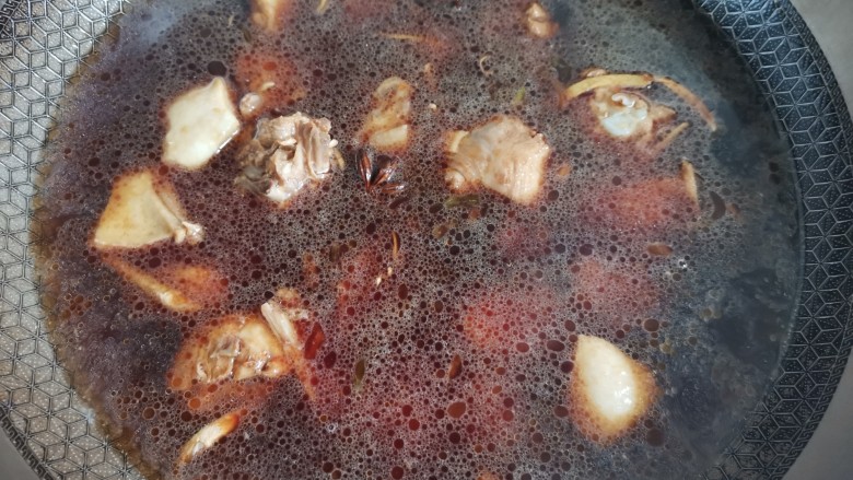 香菇烧鸭肉,加入没过鸭腿的水，大火煮开转中小火炖15分钟
