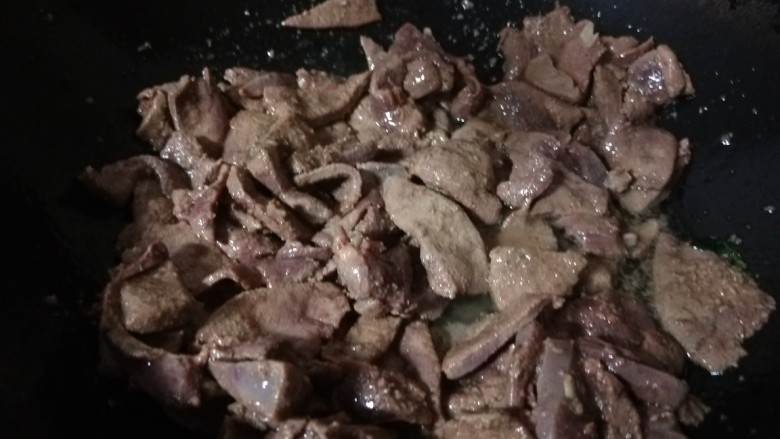 鱼香猪肝,快速翻炒均匀出锅倒入盘中备用。
