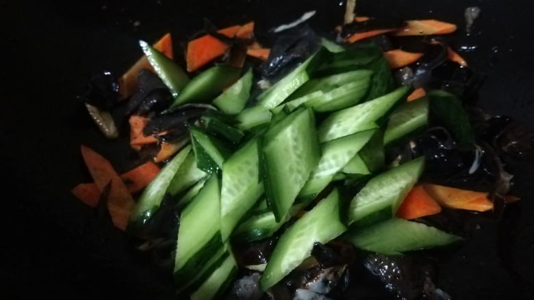 鱼香猪肝,炒均匀，倒入黄瓜片儿。