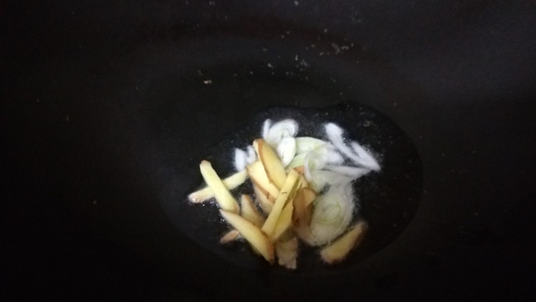 小炒鸡脯肉,锅中在倒入少许油炒香葱姜蒜。