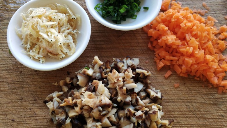 温州糯米饭,把事先泡好的香菇切丁，葱洗净切成小圈，胡萝卜切丁