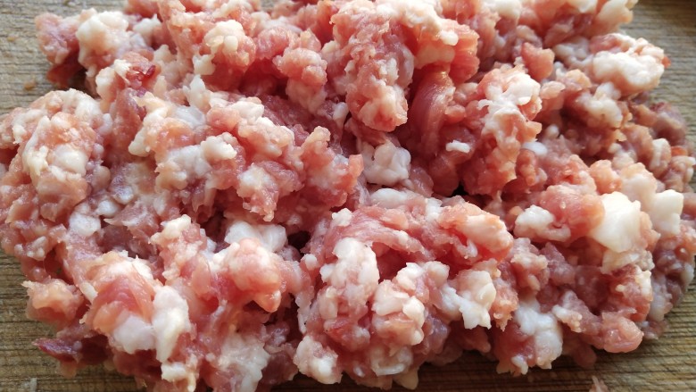 温州糯米饭,蒸糯米期间，把肉洗净沥干，剁成有颗粒的肉末