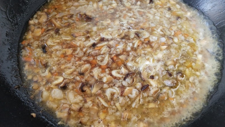 温州糯米饭,炒出香味后放入虾皮炒匀，加入开水，大火烧开，小火烧10分钟