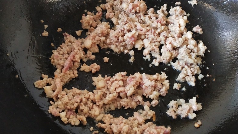 温州糯米饭,锅里放油，放入肉末炒制变色变白，加点料酒和盐翻炒