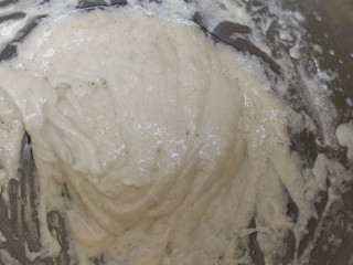 抹茶红豆蛋糕卷,加入低筋面粉，拌匀，看到无干粉即可