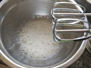 抹茶红豆蛋糕卷,电动打蛋器打至出现许多大泡泡，加入一半白糖