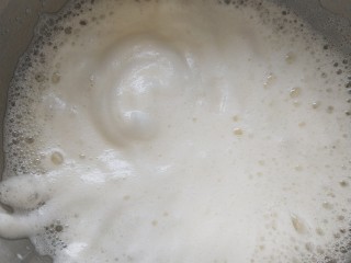 抹茶红豆蛋糕卷,这时泡泡变小了，蛋白霜有了纹路，把剩下的白糖全部倒入，继续打发