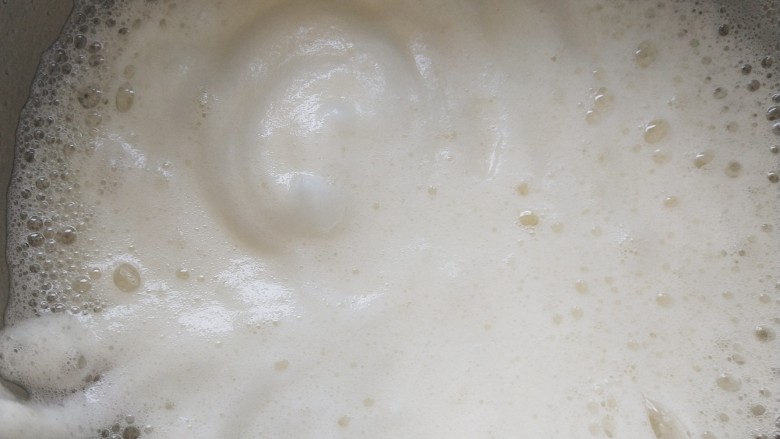 抹茶红豆蛋糕卷,这时泡泡变小了，蛋白霜有了纹路，把剩下的白糖全部倒入，继续打发