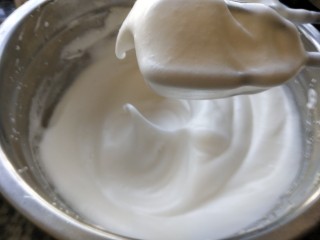 抹茶红豆蛋糕卷,打至湿性发泡，即提起打蛋头，上面的蛋白霜呈现大弯勾状就可以了