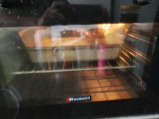 抹茶红豆蛋糕卷,送入提前预热好的烤箱中层上火200度下火100度烤10分钟，再上下火160°15